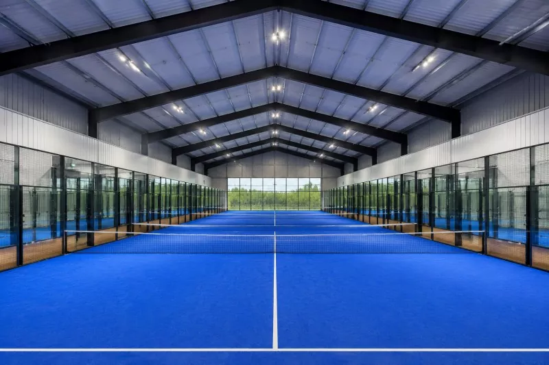 Teräsrunkoinen sisäkäyttöinen Padel Court -rakennus