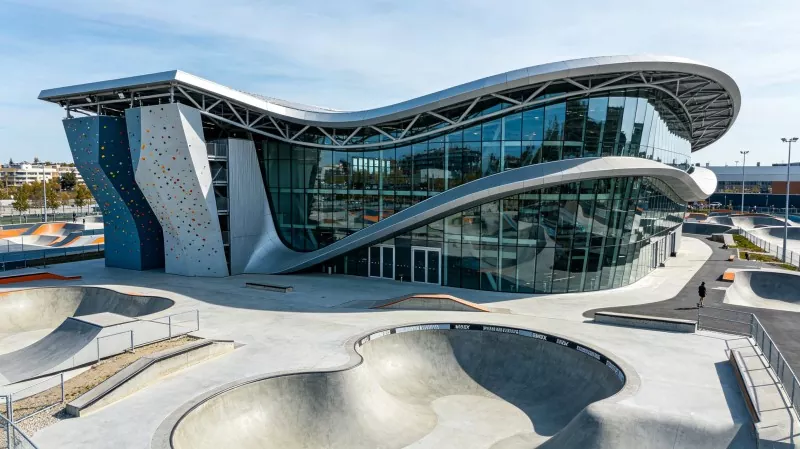Teräsrakenteen kattava Extreme Sports Center